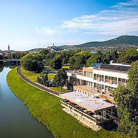 River Hotel